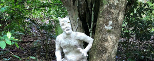 Человекоподобные скульптуры из кошачьей шерсти в лесу довели местных жителей до истерики