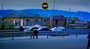 Прорывался в аэропорт на "камри" без номеров: Появилось видео с моментом наезда авто брата Нурмагомедова на полицейского