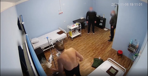 В Грузии показали, как Саакашвили сопротивляется и ломает оборудование в тюремной больнице