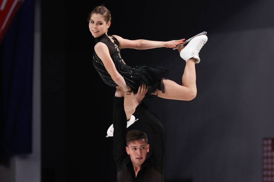 Спортсмены Анастасия Мишина и Александр Галлямов. Фото © ТАСС / Сергей Бобылев