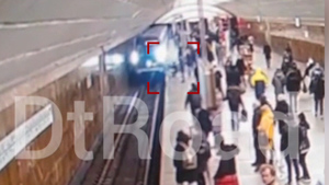 Видео 18+: В метро Москвы мужчина погиб, пытаясь спасти другого пассажира