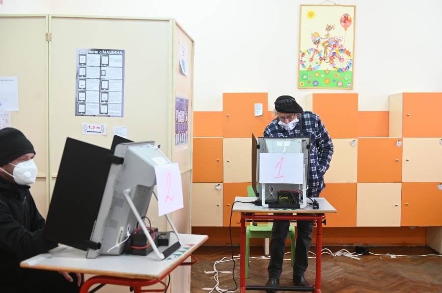 На выборах в Болгарии пожилая женщина съела квитанцию о голосовании