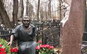 На Ваганьковском кладбище появился памятник Армену Джигарханяну