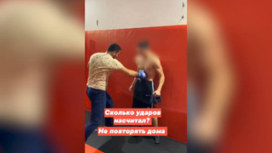 Тренера по боксу из Астрахани отстранили за "жестокий" ролик с "набивкой" пресса ученику