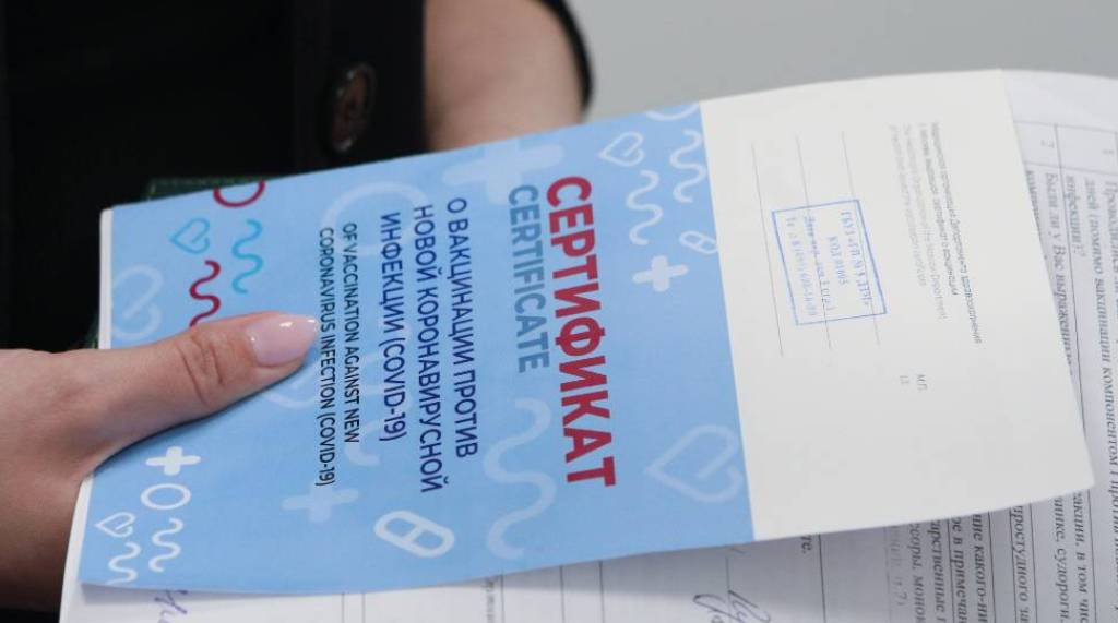 Купившие QR-коды москвичи массово пошли в частные клиники за легальной прививкой