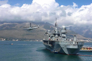 Американский корабль Mount Whitney покидает Чёрное море