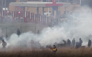 Дымом от разведённых мигрантами костров заволокло территорию у КПП Брузги