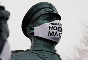 В Туле на памятники надели "говорящие" маски