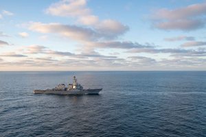 Ракетный эсминец ВМС США покидает Чёрное море