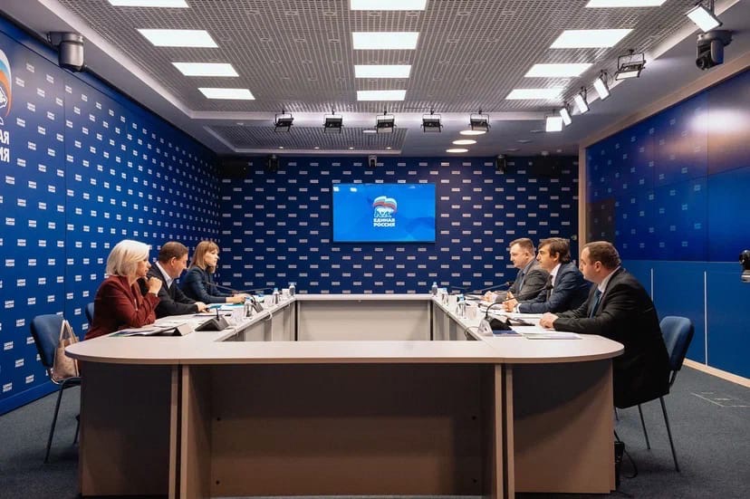 Глава Минпросвещения и секретарь Генсовета "Единой России" обсудили капремонт школ