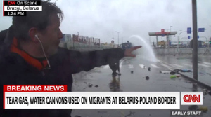Вода разъедает глаза: Корреспондент CNN вместе с беженцами промок до нитки, попав под струю водомёта на границе