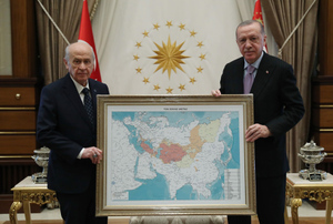 Глава националистического движения подарил Эрдогану карту "Тюркского мира" с территорией РФ