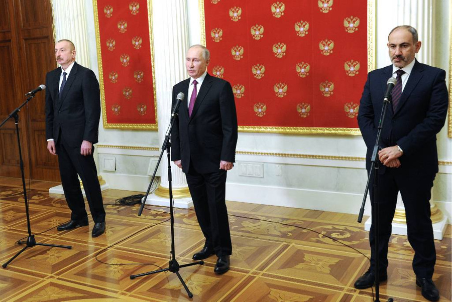 <p>Ильхам Алиев, Владимир Путин и Никол Пашинян (слева направо). Фото © ТАСС / Михаил Климентьев / Пресс-служба Президента РФ</p>