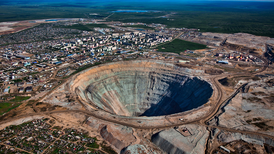 Алмазный карьер "Мир" в Якутии. Фото © ALROSA