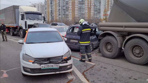 Три легковушки зажало между двумя большегрузами в ДТП на юго-востоке Москвы
