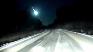 Жители нескольких регионов России сняли на видео падение очень яркого метеора