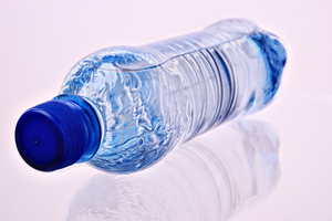 Эксперт Гончар объяснил, почему нельзя хранить воду в пластиковых бутылках