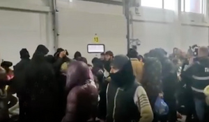 Мигранты в белорусском логистическом центре устроили давку из-за раздачи тёплых вещей