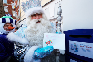 Новый год к нам мчится: В московских парках заработала почта Деда Мороза