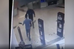 Вооружённый "розочками" пассажир набросился на охранника в Шереметьево