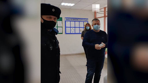 Противники QR-кодов ворвались в офис Роспотребнадзора в Волгограде