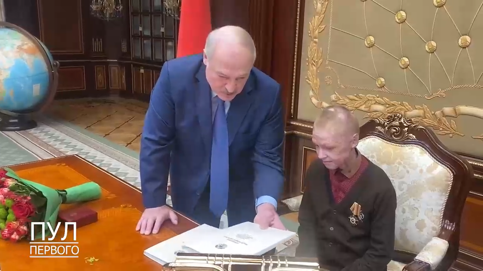 "Вся страна на этом пульте": Лукашенко усадил школьника на свой президентский "трон"