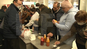 Застрявшим в аэропорту Нижнего Новгорода пассажирам раздали еду и заселили их в гостиницы