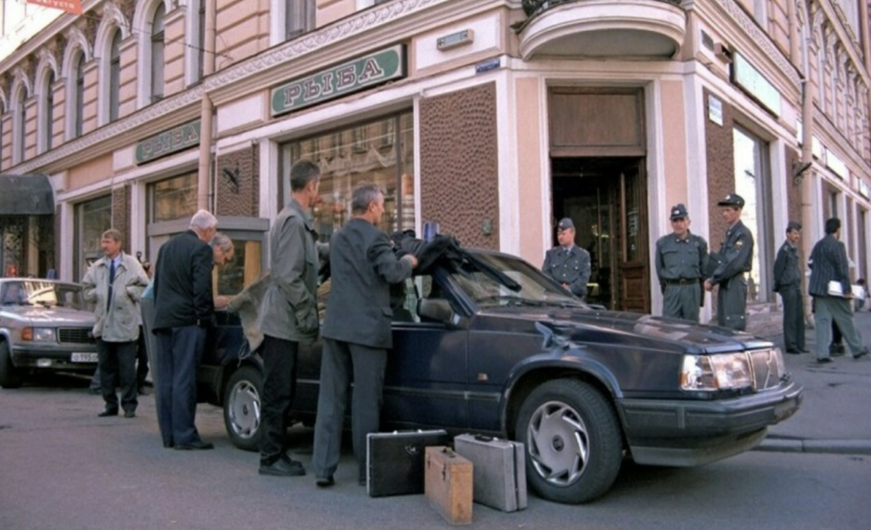Криминалисты осматривают автомобиль, в котором был застрелен Михаил Маневич. Фото © Безопасность VIP-персон