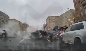 Двойной удар: Момент ДТП с Саидом Губденским на Кутузовском проспекте попал на видеорегистратор