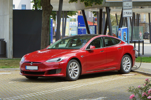 Сбой серверов Tesla заблокировал часть электромобилей