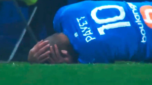 Фанаты бросили бутылку в голову футболиста "Марселя" во время матча с "Лионом"