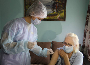 Иммунолог Жемчугов выступил за обязательную вакцинацию от ковида для всех пожилых россиян