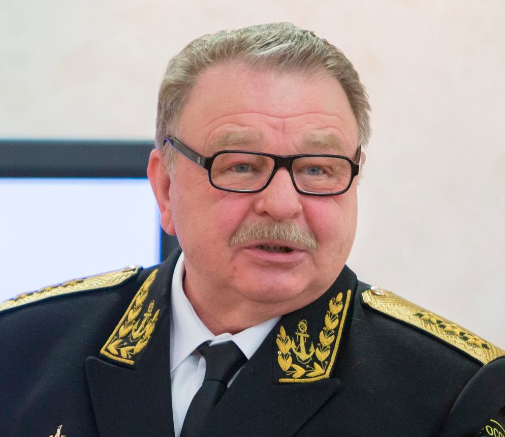 <p>В определённый момент "Курск" совершает какие-то действия, манёвр какой-то или действие, что-то у него меняется: подлодка или пропадает, или снижается уровень шумности, другая лодка перестаёт его видеть и стремится "подскочить", чтобы услышать снова, чтобы контролировать, а он ("Курск". — <em style="font-style: italic;">Прим. Лайфа</em>) в это время совершил поворот. Вот тебе и столкновение</p>