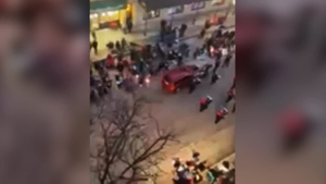 Паника и крики: Появилось видео тарана толпы на рождественском параде в Висконсине