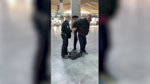 "Так бы преступников брали!": Заслуженного тренера России по плаванию задержали в аэропорту за отказ надеть маску