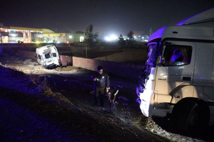 В Турции микроавтобус столкнулся с эвакуатором, пострадало больше 10 человек
