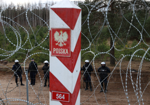 Минск обвинил польских силовиков в попытке остановить мигрантов автоматными очередями