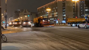 В Москве начали противогололёдную обработку дорог из-за снегопада