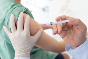 Депутат ГД Тумусов прокомментировал регистрацию антиковидной вакцины для подростков