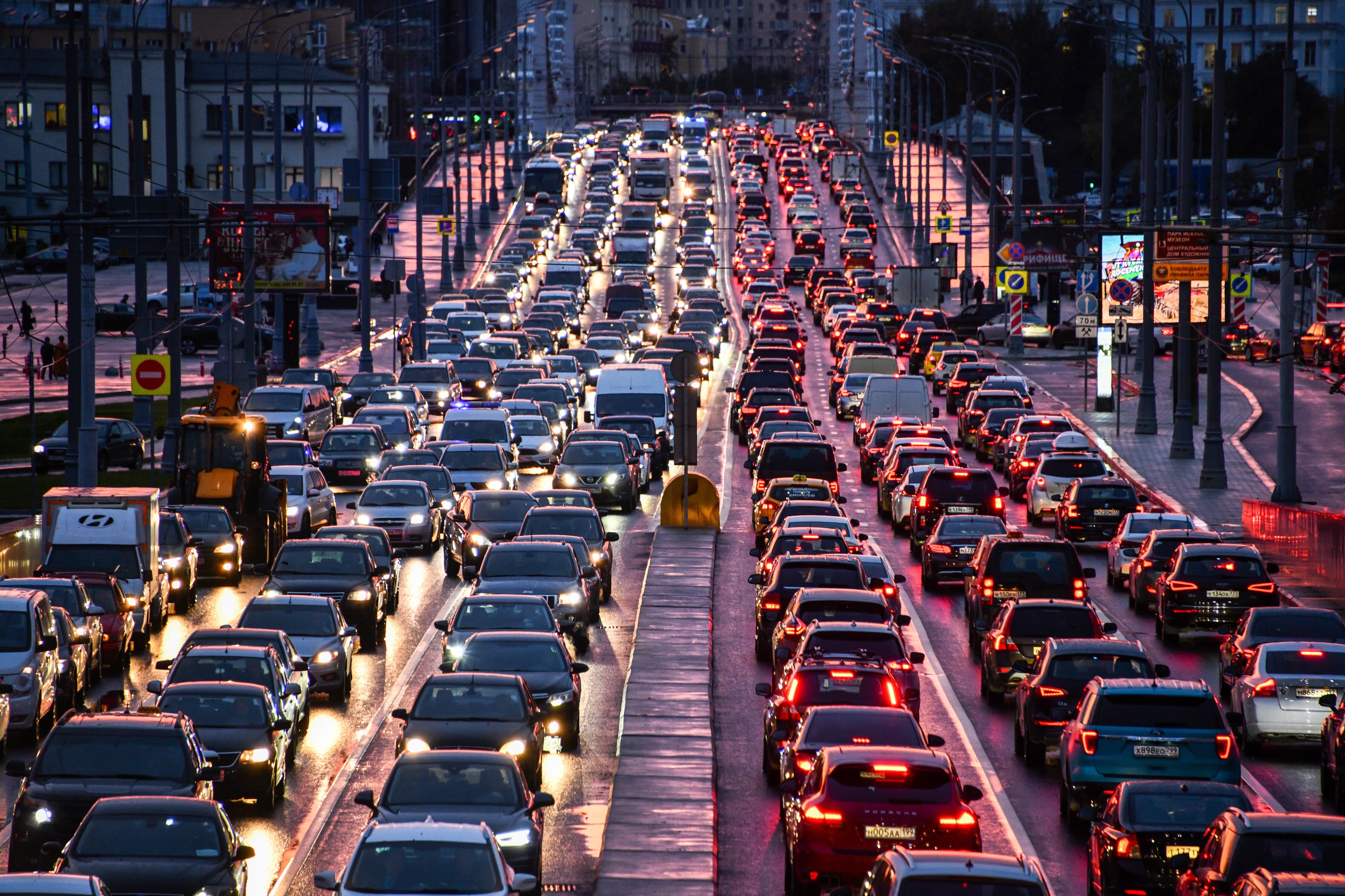 Автомобильный трафик. Пробки в Москве. Пробка на дороге. Автомобильный транспорт. Пробки в городе.