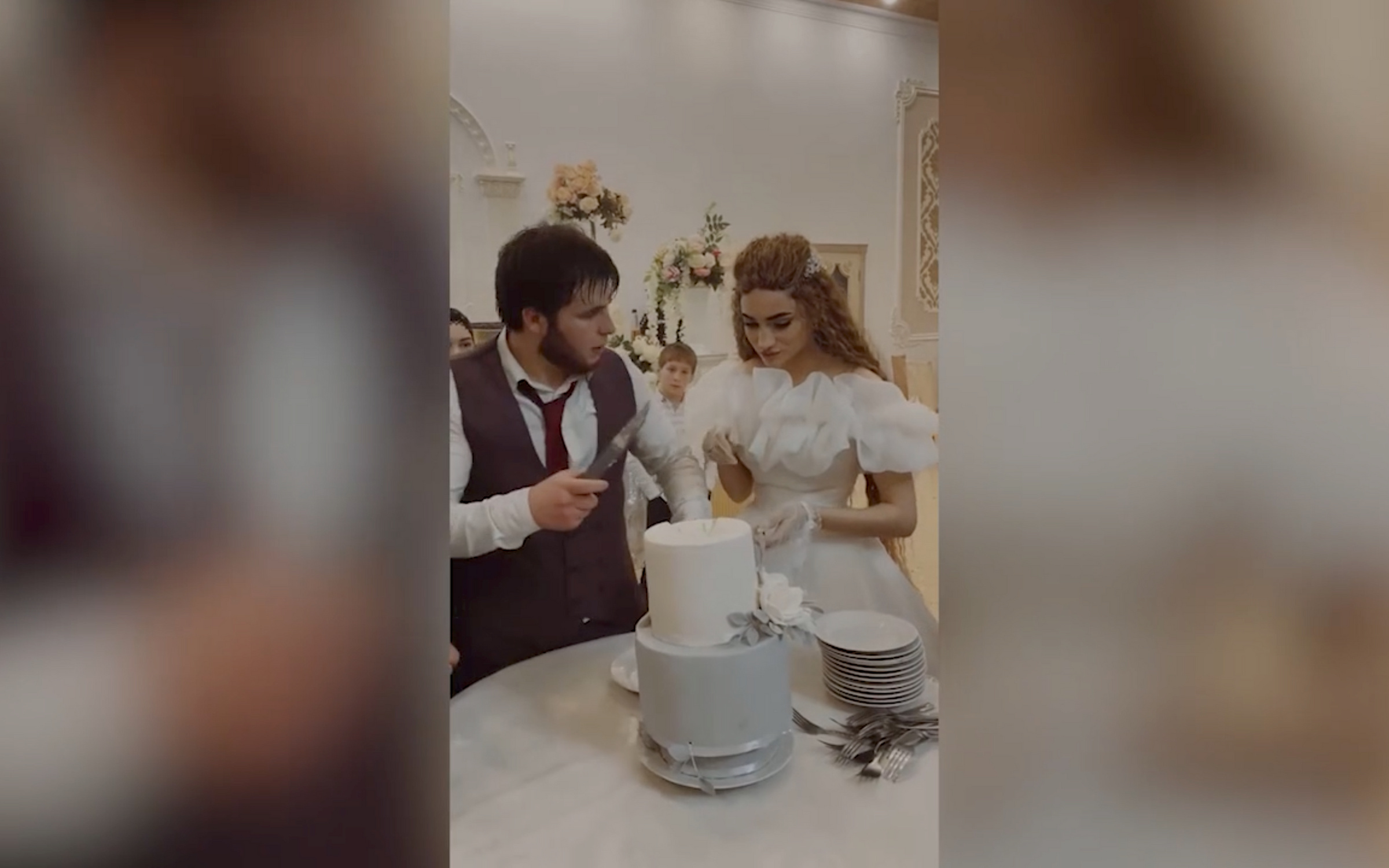 Видео с разрезанием торта на свадьбе заставило пользователей переживать за  невесту