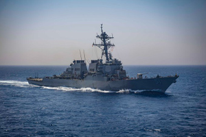 Ракетный эсминец ВМС США направляется в Чёрное море