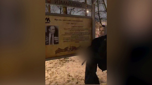 На блогера из Москвы завели дело из-за справления нужды на стенд с портретом ветерана ВОВ