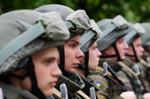 Политолог Жарихин указал на выгоду Зеленского от введения военного положения на Украине
