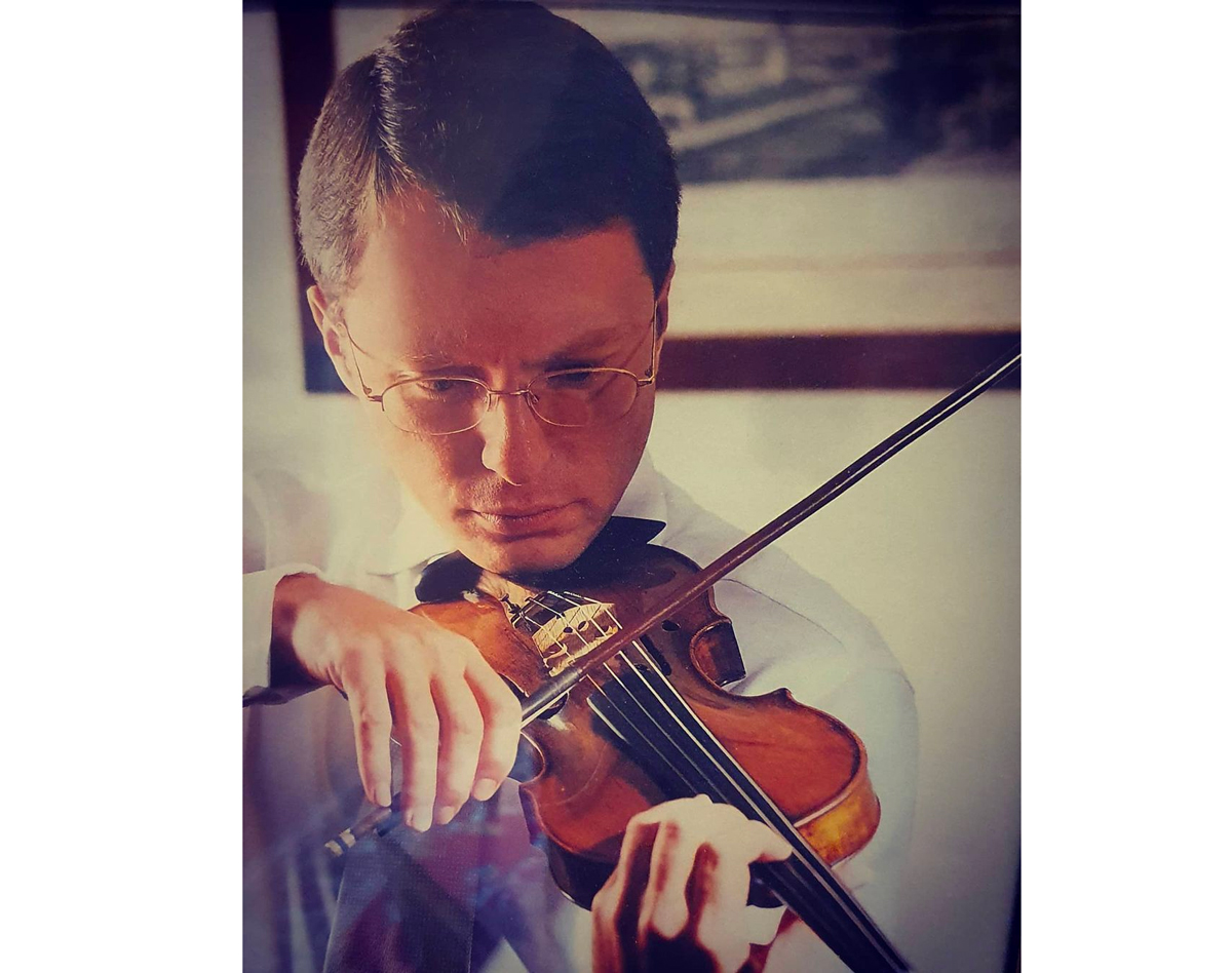 Максим Викторов со скрипкой Паганини. Фото © Instagram / maxim.viktorov