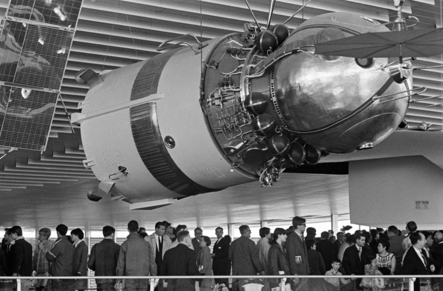 Космический корабль "Восток" в павильоне Советского Союза на всемирной выставке "Экспо-67". Фото © ТАСС / Евгений Кассин
