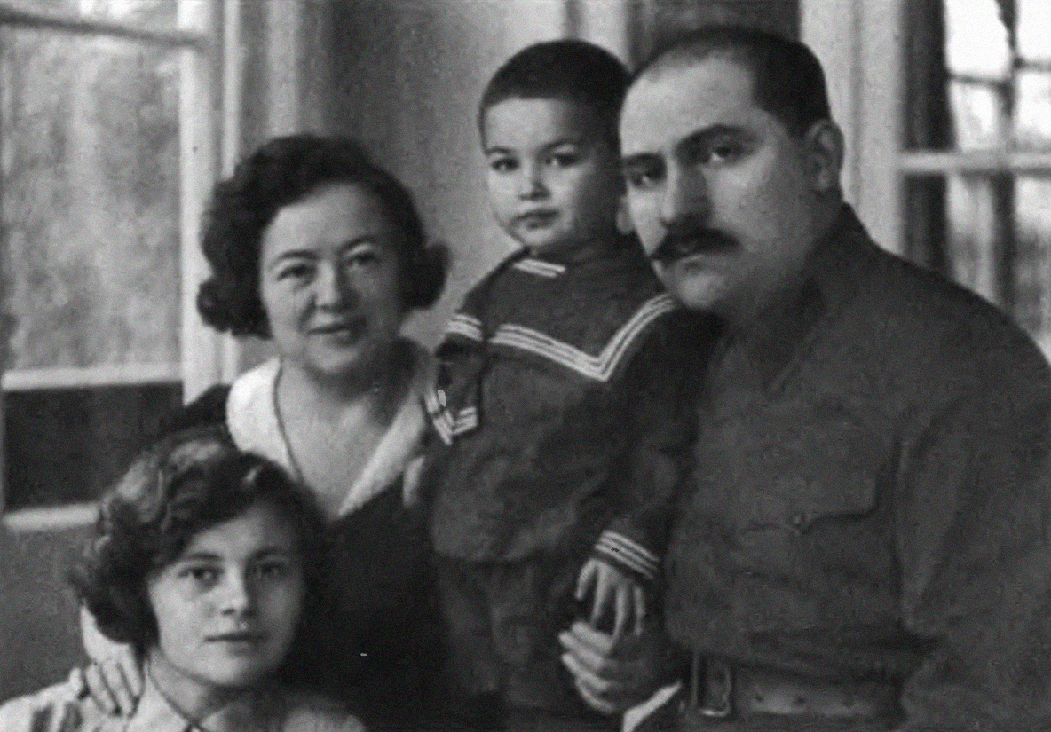 Семья Лазаря Кагановича. Приёмный сын Юрий (в центре). Фото © Public Domain