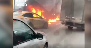 Стрельба, таран и сожжённое авто: На МКАД водитель пытался уйти от полиции на BMW с "голыми" дисками и был ранен в шею
