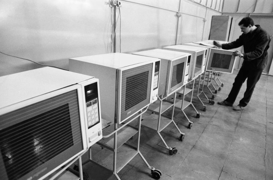 Микроволновые печи на испытательном стенде, 1991. Фото © ТАСС / Николай Мошков