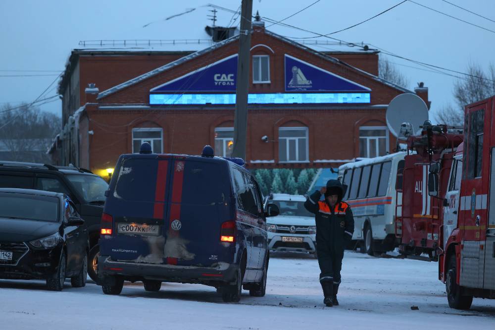 Выжившего после ЧП на шахте Листвяжная спасателя переведут в Кемерово